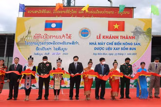 Các đại biểu cắt băng khánh thành nhà máy tại Xaysomboun. (Ảnh: Xuân Sơn)