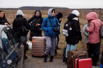 Người lánh nạn từ Ukraine tại khu vực biên giới ở Beregsurany, Hungary, ngày 26/2/2022. (Ảnh: Reuters)