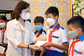 Đồng chí Lê Thị Ái Nam, Phó Bí thư Thường trực Tỉnh ủy Bạc Liêu trao học bổng cho học sinh nghèo vùng ven biển của tỉnh. (Ảnh: Văn Tưởng)