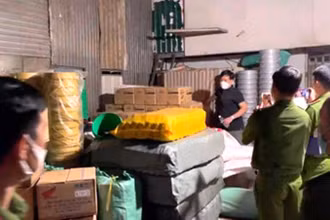Lực lượng công an tạm giữ nhiều thùng hàng chứa nhớt giả.