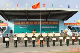 Trao tặng danh hiệu Đơn vị vững mạnh toàn diện “mẫu mực, tiêu biểu” của Tư lệnh Quân khu 7 cho 10 đơn vị.