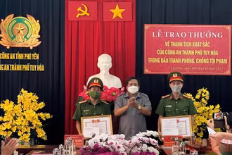 Ông Huỳnh Trang, Cục trưởng Cục Quản lý thị trường tỉnh Phú Yên , Phó Trưởng Ban Thường trực Ban Chỉ đạo 389 tỉnh, trao giấy khen cho các tập thể thuộc Công an thành phố Tuy Hòa. (Ảnh: KHANG ANH)