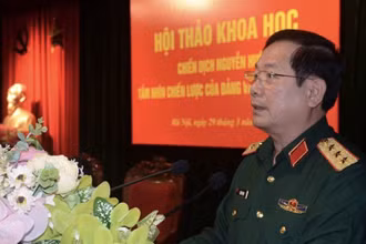 Thượng tướng Lê Huy Vịnh, Thứ trưởng Quốc phòng phát biểu tại hội thảo.