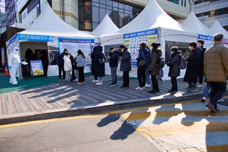Người dân chờ xét nghiệm Covid-19 tại một trung tâm y tế cộng đồng ở Seoul, Hàn Quốc, tháng 2/2022. (Ảnh: Reuters)