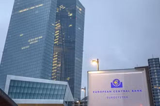 ECB dự báo lạm phát tăng lên 5,1% trong năm 2022, từ mức 3,2% được dự báo trước đó. (Ảnh: AFP/TTXVN)