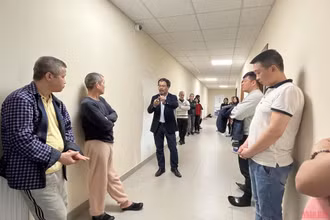 Ông Trần Trọng Hùng, Phó Chủ tịch Hội người Việt Nam tại Ba Lan, cung cấp thông tin và tư vấn để bà con quyết định về nước, ở lại Ba Lan hay di chuyển tới nước khác.