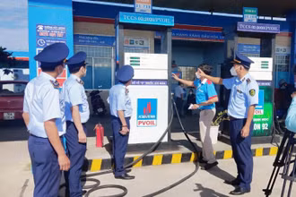 Lực lượng quản lý thị trường Phú Yên kiểm tra việc niêm yết giá bán xăng dầu tại các cơ sở kinh doanh xăng dầu trên địa bàn thành phố Tuy Hòa.