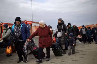 Người dân Ukraine tránh xung đột đi sơ tán tới cửa khẩu Isaccea-Orlivka, Romania, ngày 14/3/2022. (Ảnh: REUTERS)