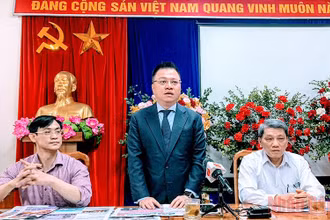 Đồng chí Lê Quốc Minh gặp mặt và trao đổi với cán bộ, phóng viên Báo Hải Phòng.