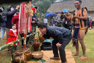 Du khách uống rượu cần tại Làng dân tộc Ba Na.