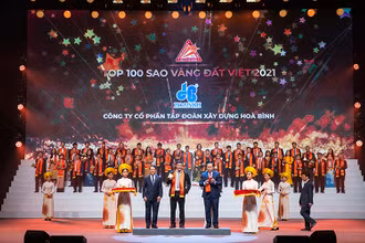 Ông Nguyễn Hùng Cường, Phó Tổng Giám đốc đại diện Hòa Bình nhận danh hiệu Top 100 Sao Vàng đất Việt. 