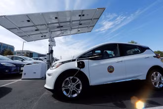 Theo công ty tư vấn Wood Mackenzie, thị trường xe điện hiện chiếm gần 80% nhu cầu pin lithium-ion. (Ảnh: Reuters)