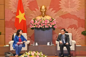Chủ tịch Quốc hội Vương Đình Huệ tiếp bà Manuela V. Ferro, Phó Chủ tịch Ngân hàng Thế giới phụ trách khu vực Đông Á-Thái Bình Dương. (Ảnh: Duy Linh)