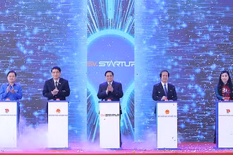Thủ tướng Chính phủ Phạm Minh Chính và đại diện các bộ, ban, ngành, đoàn thể ấn nút khai mạc Ngày hội Khởi nghiệp quốc gia của học sinh, sinh viên lần thứ IV.