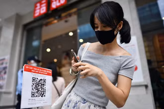 Người dân được yêu cầu quét mã QR khai báo y tế khi đến nơi công cộng. Ảnh: Mỹ Hà
