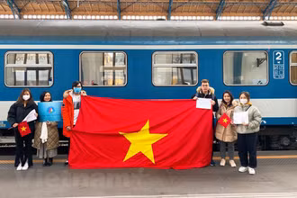 Nhóm sinh viên tình nguyện Việt Nam tại nhà ga ở Budapest, Hungary. (Ảnh: Hồng Kỳ/Vietnam+)