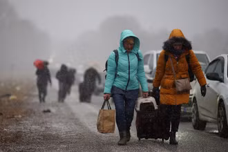 Người dân tại Ukraine sang Ba Lan lánh nạn. (Ảnh: Reuters)