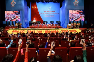 Các đại biểu biểu quyết thông qua danh sách Ban Chấp hành Trung ương Hội Liên hiệp Phụ nữ Việt Nam khóa XIII.