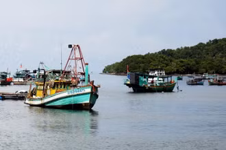 Tàu cá trên vùng biển thành phố Hà Tiên. (Ảnh: Hồng Đạt/TTXVN)
