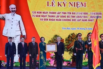 Thường trực Ban Bí thư trao Huân chương Độc lập hạng Nhất cho tỉnh Yên Bái.
