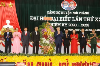 Đồng chí Nguyễn Hòa Bình tặng hoa chúc mừng đại hội.