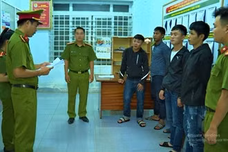 Cơ quan cảnh sát điều tra Công an TP Buôn Ma Thuột đọc lệnh bắt giam các đối tượng tham gia vụ hỗn chiến.