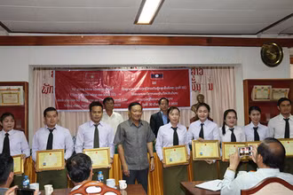 Đại sứ Việt Nam tại Lào Nguyễn Bá Hùng (áo sẫm mầu) cùng các học viên lớp học.