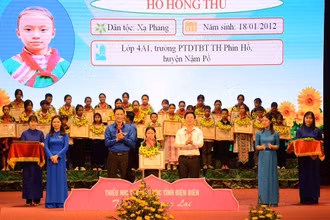 Các đồng chí lãnh đạo UBND tỉnh, Tỉnh đoàn Điện Biên trao Bằng khen tuyên dương thiếu niên tiêu biểu.