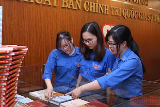 Các bạn trẻ lựa chọn, tìm hiểu đầu sách để tham gia cuộc thi.
