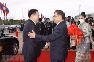 Chủ tịch Quốc hội Vương Đình Huệ và Chủ tịch Quốc hội Cộng hòa Dân chủ Nhân dân Lào Saysomphone Phomvihane tại lễ đón. (Ảnh: Doãn Tấn/TTXVN)