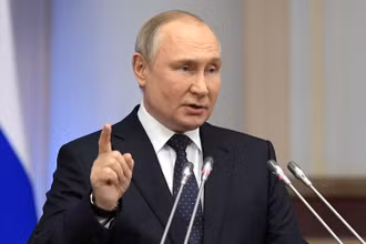 Tổng thống Nga Vladimir Putin phát biểu trong 1 cuộc họp ở Saint Petersburg, Nga, ngày 27/4/2022. (Ảnh: Sputnik/Điện Kremlin/Reuters)