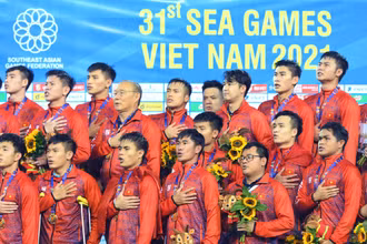HLV Park Hang-seo cùng các tuyển thủ U23 Việt Nam trên bục vinh quang. (Ảnh: THÀNH ĐẠT)