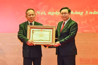 Chủ tịch Quốc hội Vương Đình Huệ trao danh hiệu “Anh hùng Lực lượng vũ trang nhân dân” cho cố Thứ trưởng Trần Xuân Viên. (Ảnh: Duy Linh)