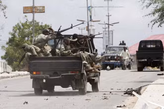 Binh sĩ quân đội Somalia vào vị trí trong 1 cuộc đụng độ với nhóm phiến quân Al-Shabab ở thủ đô Mogadishu, ngày 24/5/2014. (Ảnh tư liệu: Reuters)