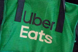 Một chiếc túi giao hàng Uber Eats trên xe đạp ở Brooklyn, thành phố New York, Mỹ. Ảnh: Reuters.