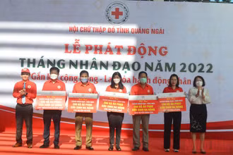 Trao biểu trưng tặng 1.000 áo phao đa năng, quà tặng của nguyên Chủ tịch nước Trương Tấn Sang cho ngư dân nghèo Quảng Ngãi.