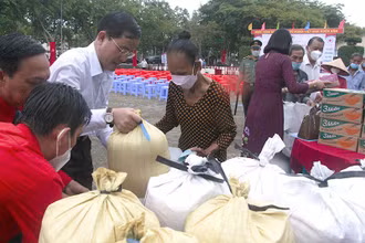 Người dân được phát phiếu đi chợ “0 đồng”.