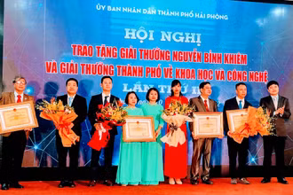 Lãnh đạo Ủy ban nhân dân thành phố Hải Phòng trao giải thưởng cho đại diện các tác giả có công trình đoạt giải. (Ảnh: Quang Dũng)