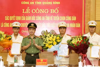 Đại tá Nguyễn Tiến Nam, Giám đốc Công an Quảng Bình, trao quyết định tuyển dụng vào công an nhân dân cho các cá nhân xuất sắc, tiêu biểu.