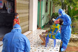 Lực lượng y tế lưu động phường 8, thành phố Cà Mau hoạt động tích cực vào cao điểm dịch bùng phát tại Cà Mau.