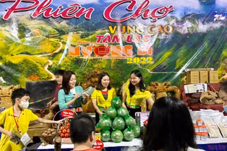 Phiên chợ vùng cao thu hút đông đảo người dân trong và ngoài tỉnh. (Ảnh: Trần Hảo)