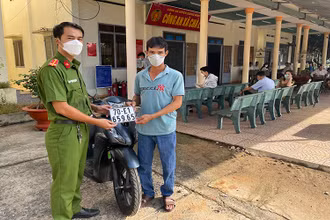 Người dân bấm biển kiểm soát mô-tô đầu tiên tại xã Chà Là, huyện Dương Minh Châu, tỉnh Tây Ninh.