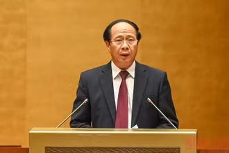 Phó Thủ tướng Lê Văn Thành trình bày Báo cáo của Chính phủ tại phiên khai mạc Kỳ họp thứ 3, Quốc hội khóa XV. (Ảnh: DUY LINH)