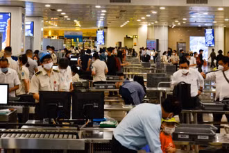 Hành khách làm thủ tục tại sân bay Nội Bài.