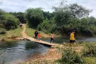 Nhiều đường giao thông trục thôn, đường dân sinh ở Hương Khê đang được xây dựng sơ sài, tạm bợ.