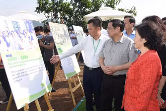 Thủ tướng Phạm Minh Chính xem sản phẩm nông nghiệp tại Lễ khởi công dự án “Tổ hợp thiên đường sữa Mộc Châu”. 