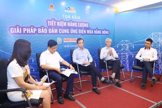 Các chuyên gia bàn về các giải pháp bảo đảm cung ứng điện mùa nắng nóng.