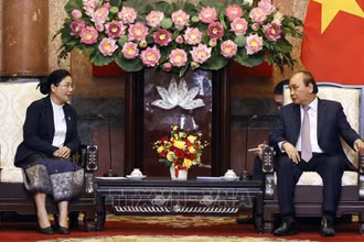 Chủ tịch nước Nguyễn Xuân Phúc tiếp Chánh án Tòa án nhân dân tối cao Lào Viengthong Siphandon. (Ảnh: TTXVN)
