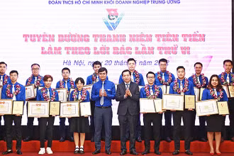 Các đồng chí Nguyễn Long Hải, Bùi Quang Huy (thứ 4 và 5 từ phải qua trong ảnh) trao chứng nhận tặng các thanh niên tiên tiến làm theo lời Bác của Khối Doanh nghiệp Trung ương.