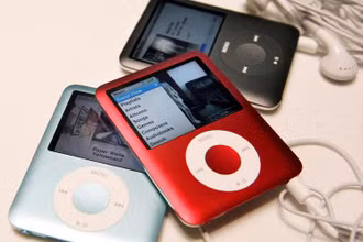 Những chiếc iPod Nano thế hệ mới được trưng bày trong buổi ra mắt ở San Francisco, California, Mỹ vào tháng 9/2007. (Ảnh: Reuters) 